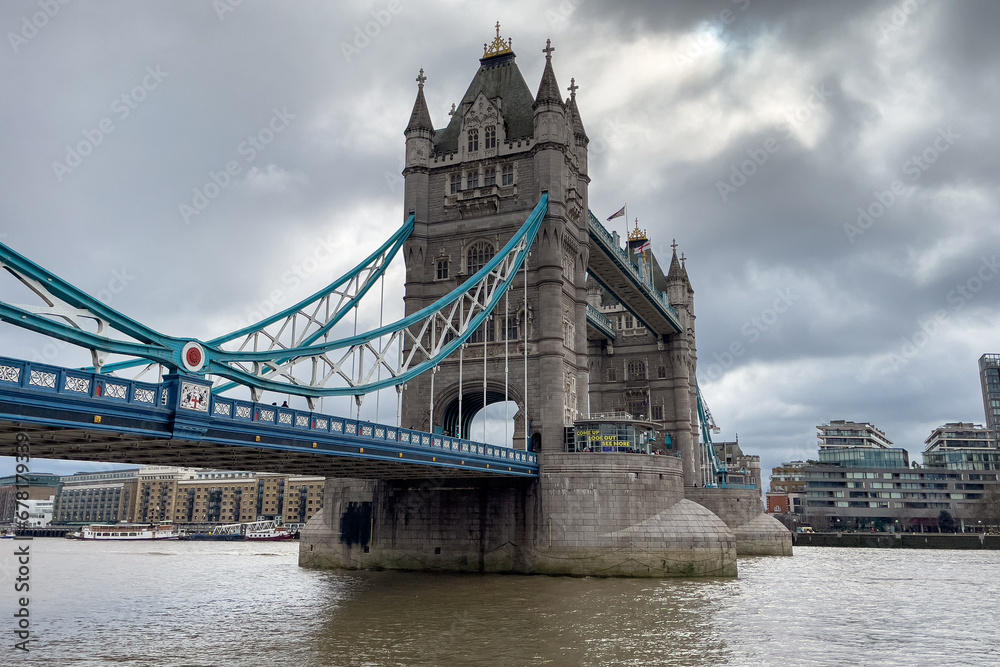 Obraz premium architecture, attraction, bank, beautiful, bridge, britain, british, building, buildings, capital, city, cloudy, copy space, day, downtown, drawbridge, england, english, great britain, history, holida