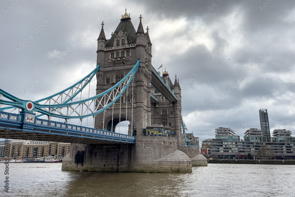 Obraz premium architecture, attraction, bank, beautiful, bridge, britain, british, building, buildings, capital, city, cloudy, copy space, day, downtown, drawbridge, england, english, great britain, history, holida