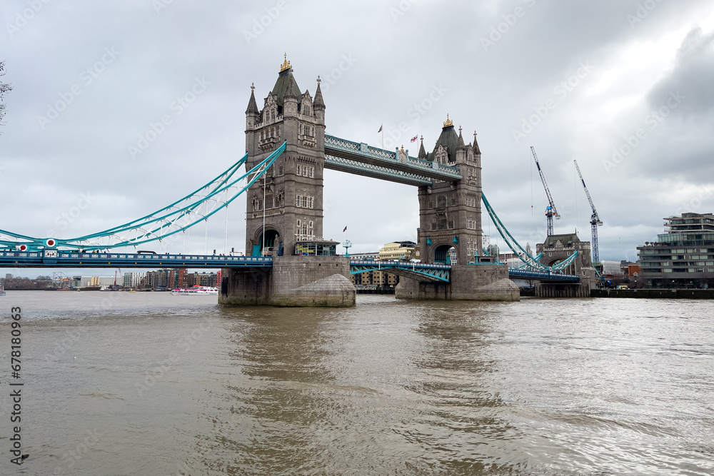 Obraz premium architecture, attraction, bank, beautiful, bridge, britain, british, building, buildings, capital, city, cloudy, copy space, day, downtown, drawbridge, england, english, great britain, history, holida