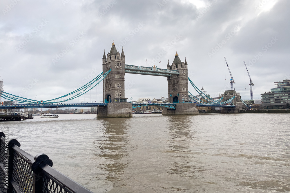Obraz premium Iconic Tower Bridge connecting London with Southwark on the Thames River