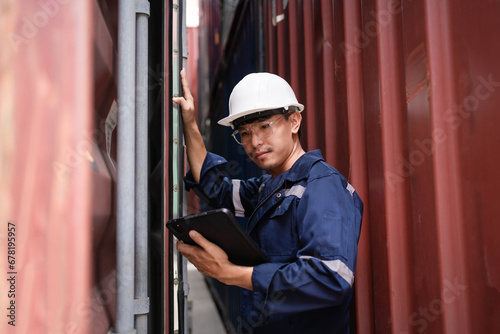 Foreman controls or checks inventory details of container boxes in a container.