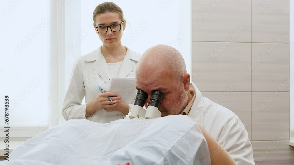 Obraz premium A gynecologist and a nurse consult a patient and conduct a gynecological examination in preparation for pregnancy. Pregnancy and childbirth consultations, women's health and teamwork.