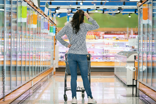 スーパーマーケットで悩む女性 photo