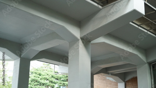 Column structure that supports the load of the bridge