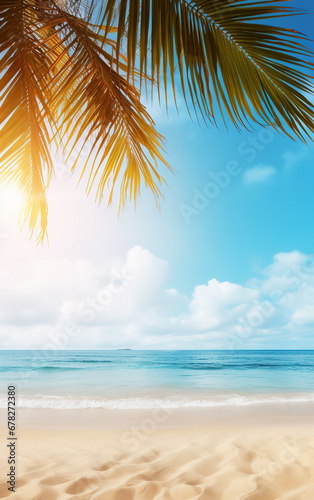 Hermosa imagen de fondo de la playa tropical. Brillante sol de verano sobre el océano. Cielo azul con nubes claras, océano turquesa con olas , palmeras y arena blanca . Armonía de un ambiente limpio