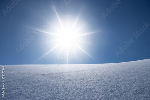 Sonnenstrahlen über einem Schneefeld nahaufnahme