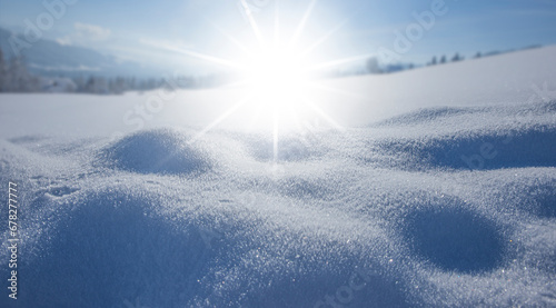 Sonnenstrahlen über einem Schneefeld nahaufnahme photo