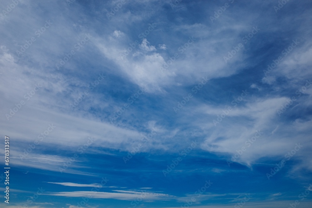 Obraz premium Farbiger Himmel mit interessanten Wolken als Hintergrund