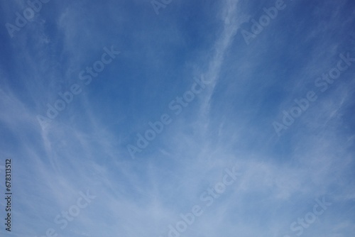 Farbiger Himmel mit interessanten Wolken als Hintergrund photo