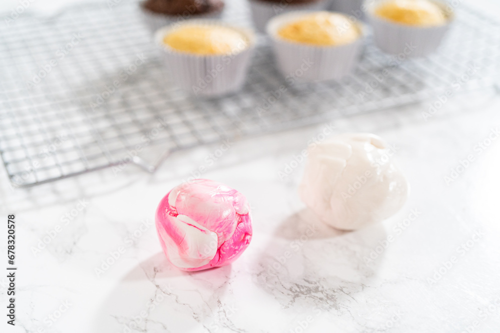 Creating Extravagant Cupcakes for Birthday Celebration Creating Extravagant Cupcakes for Birthday Celebration