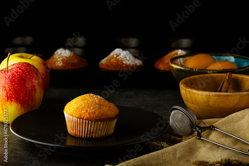 Primer plano de pastelitos de manzana sobre mesa oscura