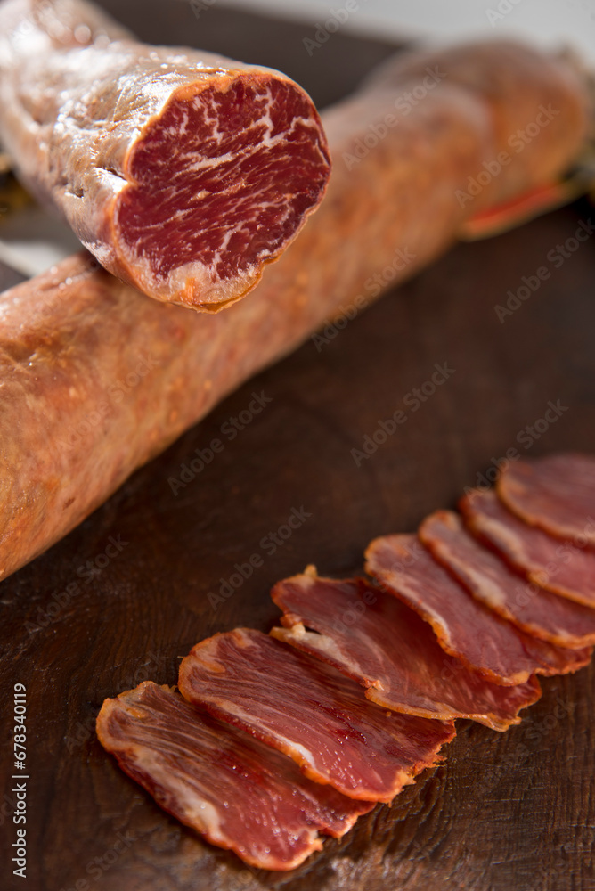 lomo iberico.
Esta pieza proviene del cruce entre una madre de raza 100% ibérica y un padre de raza 100% Duroc, lo que contribuye a su singularidad. lomo iberico.
Esta pieza proviene del cruce entre una madre de raza 100% ibérica y un padre de raza 100% Duroc, lo que contribuye a su singularidad.