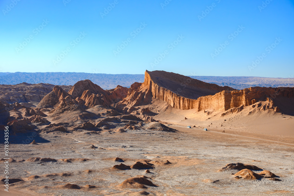 Fototapeta premium Vale da Lua (Valle de La Luna) em novembro de 2023. Céu azul, sem nuvens e paisagem rochosa marrom e laranja no deserto do Atacama. 