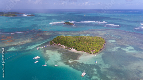 Fotografia Secluded isle in Martinique's coral seas.