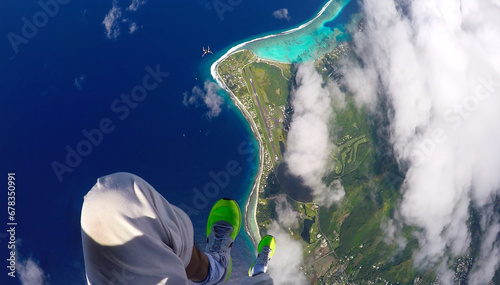 Fotografía First-person thrill Skydiving over Tahiti's blue waters