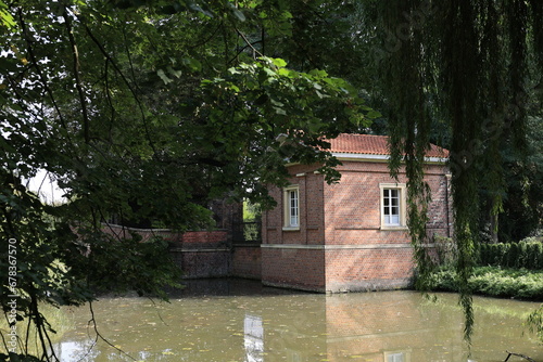 Wassergraben mit Historischem Gebäude am Haus Steinfurt im Zentrum von Drensteinfurt im Münsterland