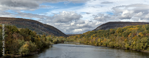 Tableau sur toile delaware water gap view from viaduct  (autumn with fall colors, trees changing)