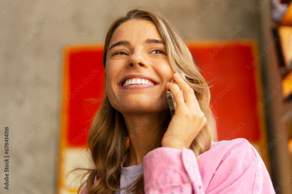 Φωτογραφία Portrait of American businesswoman holding mobile phone, talking, answering call