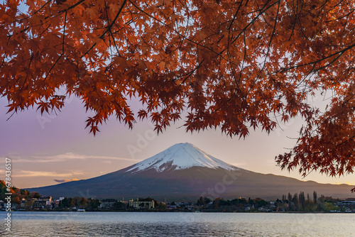紅葉と富士山 © hide_rabbit