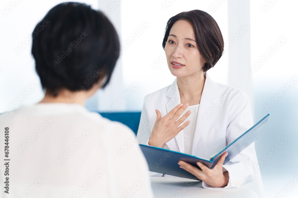 レディースクリニックで診察を受ける女性 レディースクリニックで診察を受ける女性