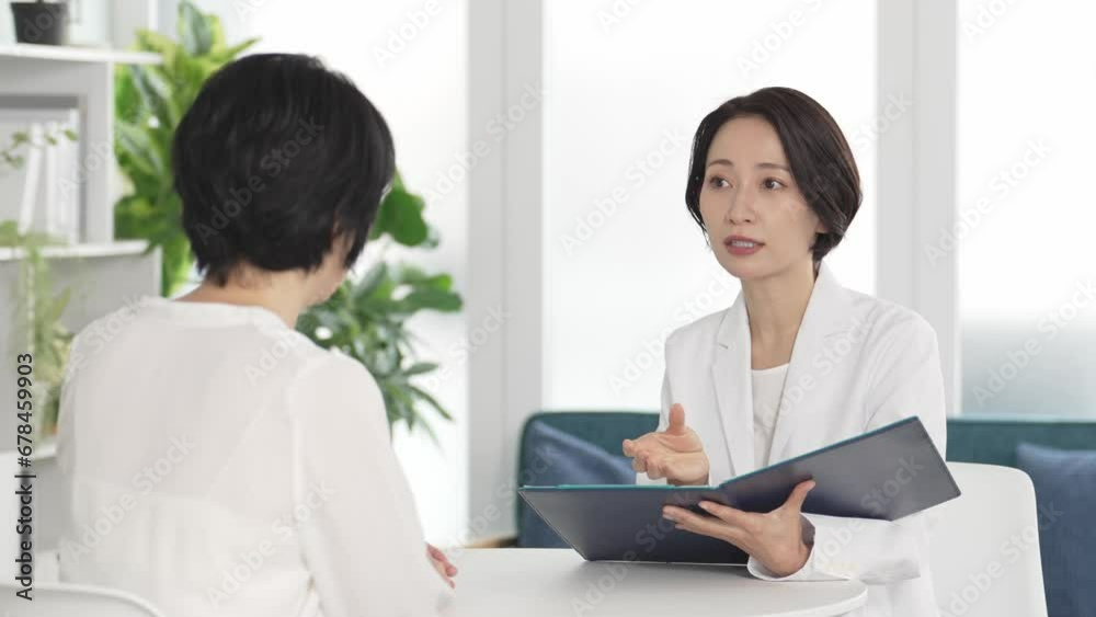 医師の診察を受ける女性 医師の診察を受ける女性
