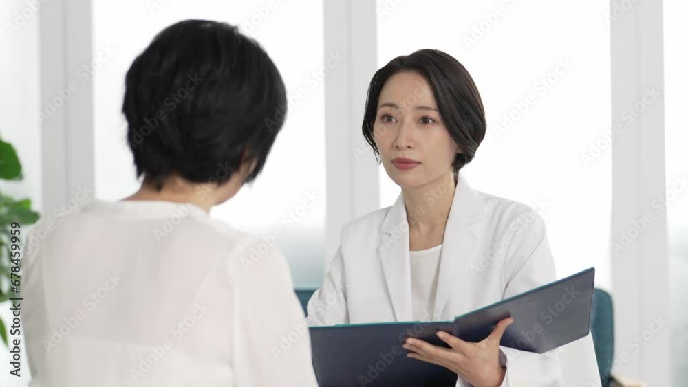 医師の診察を受ける女性 医師の診察を受ける女性
