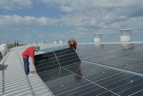 Obraz na płótnie Solar panel array on on a warehouse roof w salonie