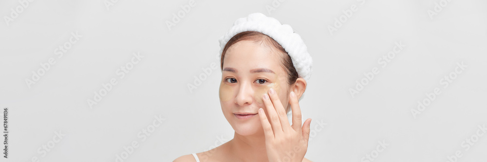 Beautiful woman with healthy perfect skin holds patchs