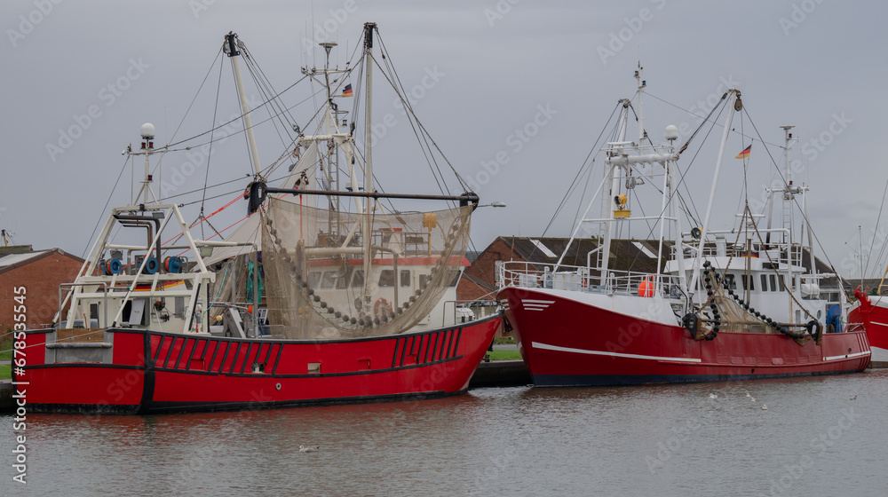 Fischereihafen von Büsum an der deutschen Nordseeküste liegen verschiedene Fischerboote vor Anker Fischereihafen von Büsum an der deutschen Nordseeküste liegen verschiedene Fischerboote vor Anker
