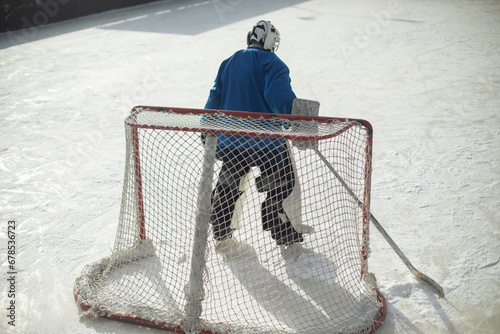 Canvas Print Hockey player on goal. Collar on ice.