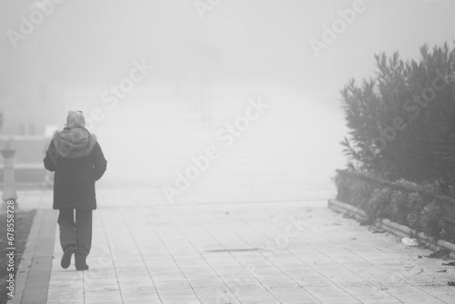 Photos Silhouettes of people in a strong dense fog