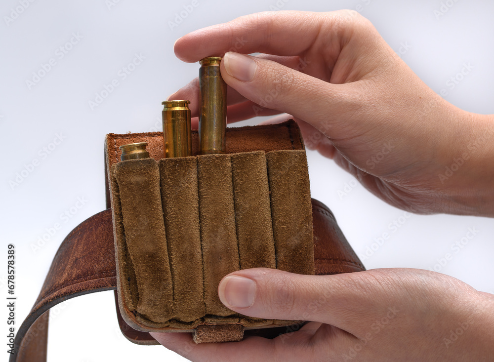 Obraz premium Wkładać naboje, pociski śrutowe do etui