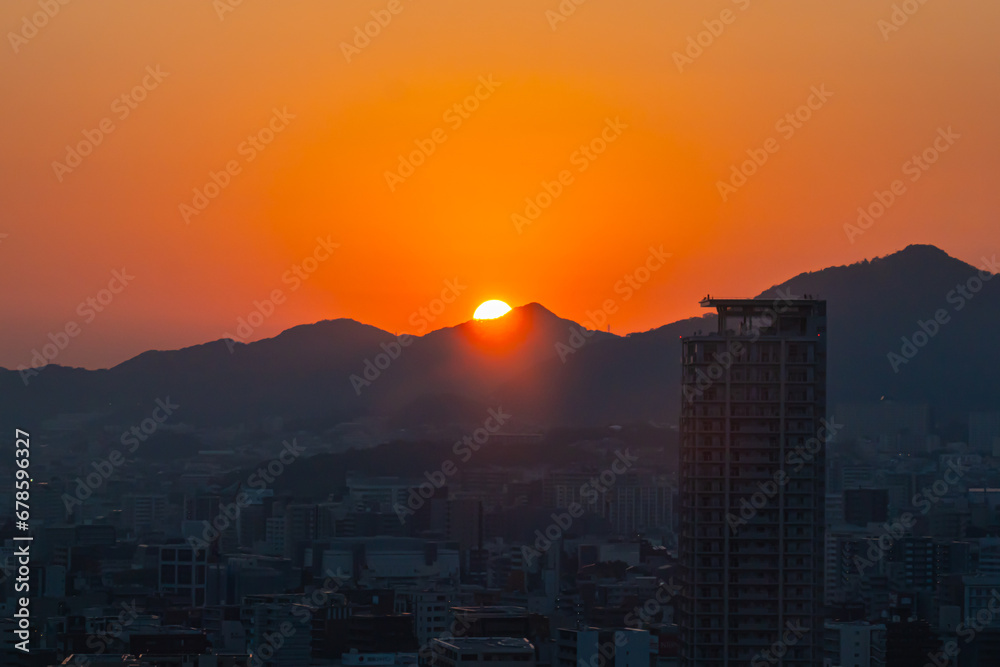 山に沈んでゆく太陽 山に沈んでゆく太陽