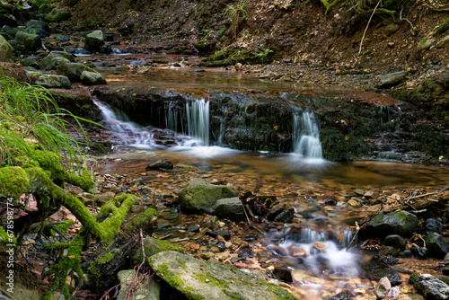  Der Feldbach in der Kaskadenschlucht bei Sandberg, Stadt Gersfeld, Biosphärenreservat Rhön, Hessen, Deutschland