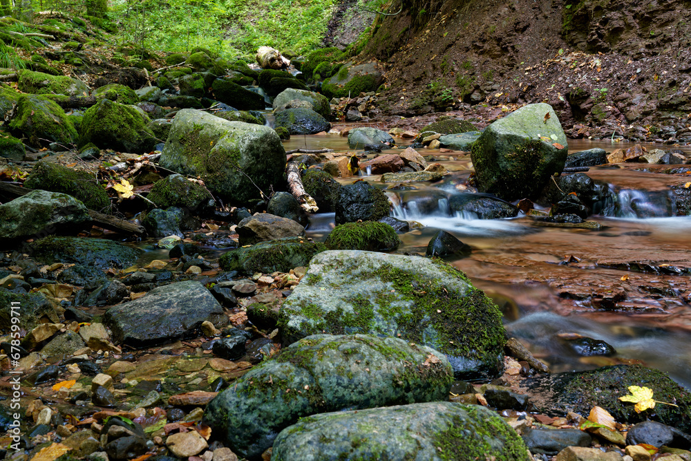 Der Feldbach in der Kaskadenschlucht bei Sandberg, Stadt Gersfeld, Biosphärenreservat Rhön, Hessen, Deutschland Der Feldbach in der Kaskadenschlucht bei Sandberg, Stadt Gersfeld, Biosphärenreservat Rhön, Hessen, Deutschland