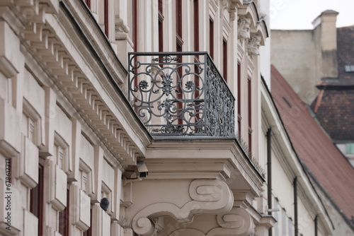balkon an einem altbau wohnhaus in der wiener innenstadt 