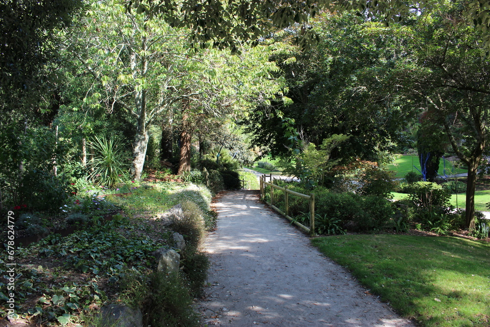 Une allée ombragée dans le parc des Dryades à La Baule