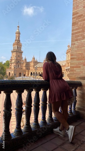 una mujer joven disfrutando de la vista 
 palza de España, Sevilia , España