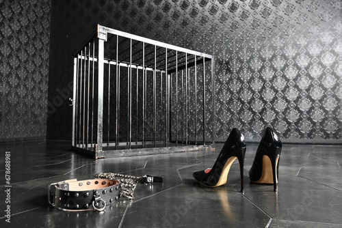 拘束具とハイヒール　 檻のある部屋で　SMプレイのイメージ　Harnesses and high heels placed in a room with cages photo