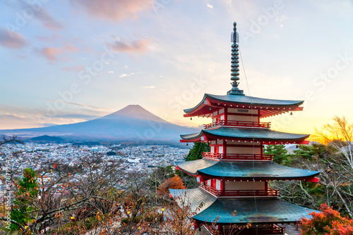 新倉山浅間公園は日本を代表する富士山の絶景スポットとして有名です。