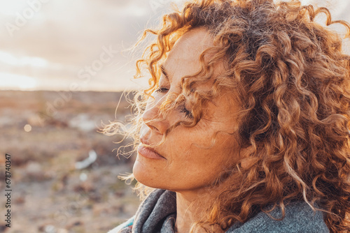 Foto Portrait of pretty adult woman with closed eyes feeling the nature sensation and emotions