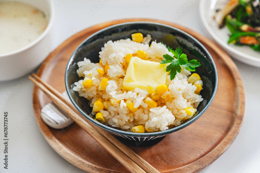 バターを乗せたトウモロコシの炊込みご飯 バターを乗せたトウモロコシの炊込みご飯