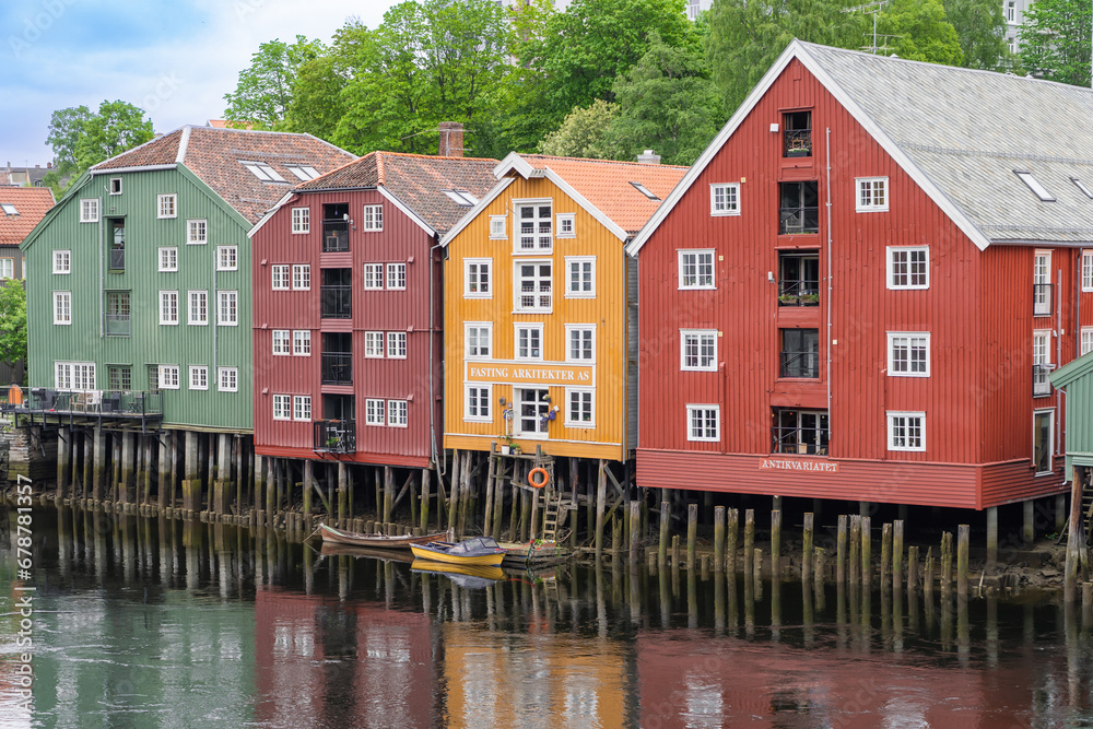Φωτογραφία Famous colorful houses in Trondheim old town on the Nideva river, Norway