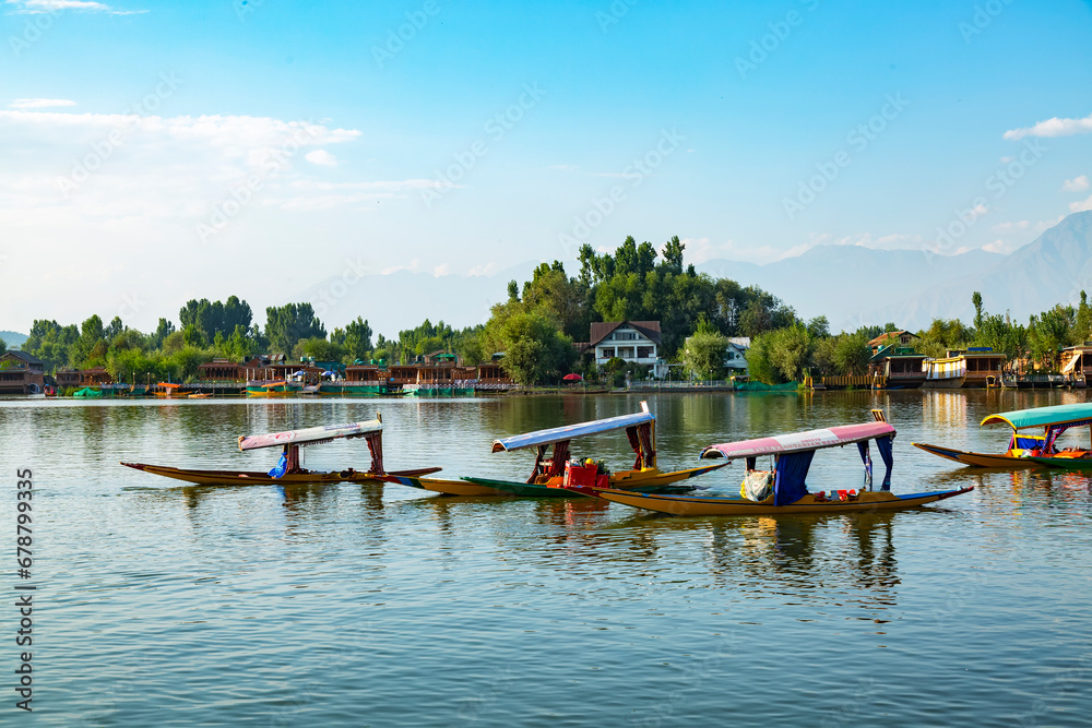 Obraz premium Shikars boat on dale lake in Srinagar,Jammu Kashmir,India.