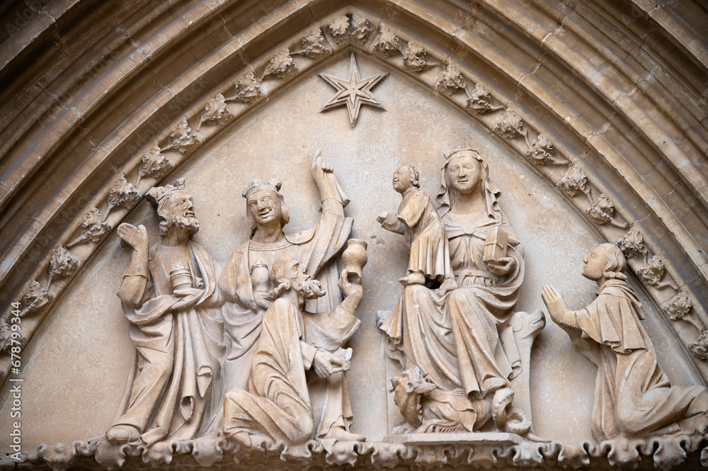 Vista del tímpano con la adoración de los Reyes Magos en el arco gótico de entrada a la iglesia de Ujué, monumento nacional en Navarra, España.