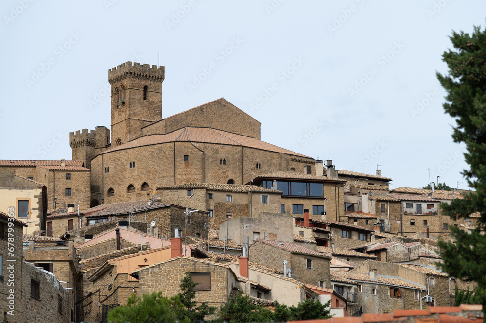 Vista del casco antiguo de Ujué, pueblo medieval con encanto, Navarra, España.

