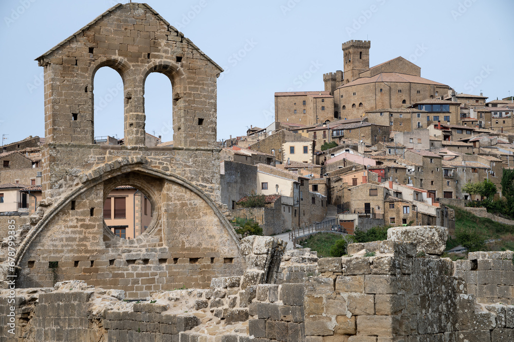 Vista del casco antiguo de Ujué, pueblo medieval con encanto, en primer término las ruinas de una iglesia, Navarra, España.