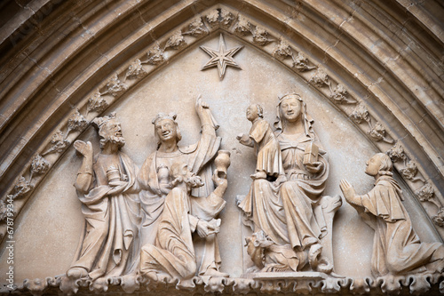 Vista del tímpano con la adoración de los Reyes Magos en el arco gótico de entrada a la iglesia de Ujué, monumento nacional en Navarra, España.