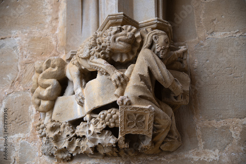 Fotografia Detalle de un arco gótico con el evangelista san Marcos tallado con el león en la iglesia de Ujué, Navarra, España