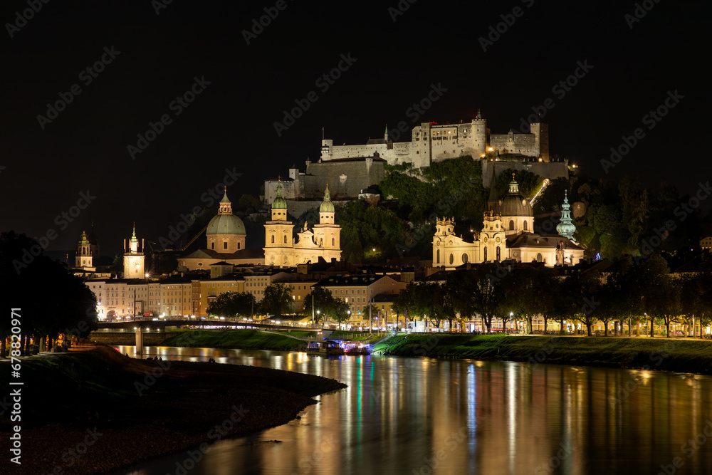 Blick auf Salzburg, Österreich bei Nacht